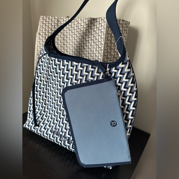 Lululemon 12 L Blue and White Monogram Knit Shoulder Bag - Picture 4 of 4